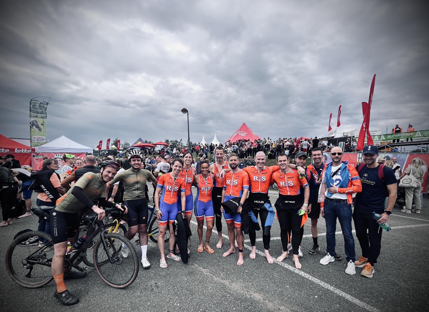 Rencontre inopinée entre le groupe Val Tri qui s’engage à l’openlakes_triathlon et le duo d’orga de gravel_is_mine qui passe par là 🤓🤷‍♂️😍 ’ig